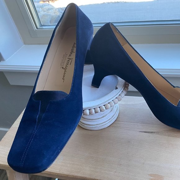 Salvatore Ferragamo Boutique Dark Blue Suede Pump - Picture 4 of 8